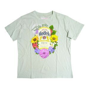 Licensed Women's Relaxed Fit Graphic Short Sleeve Tee - Modelo